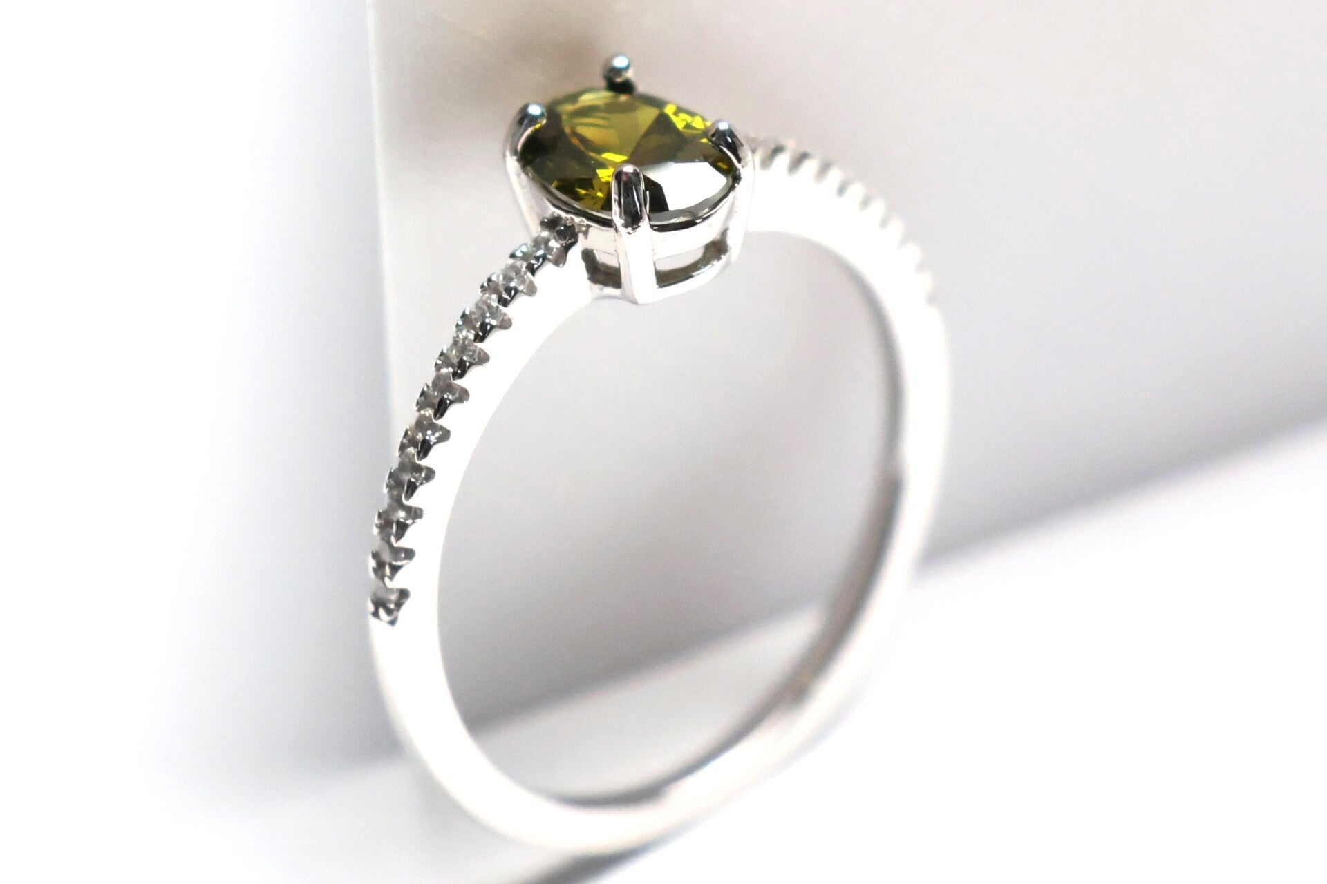 Ring mit gelblich-grünem Stein