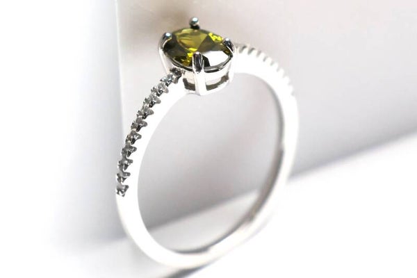 Ring mit gelblich-grünem Stein