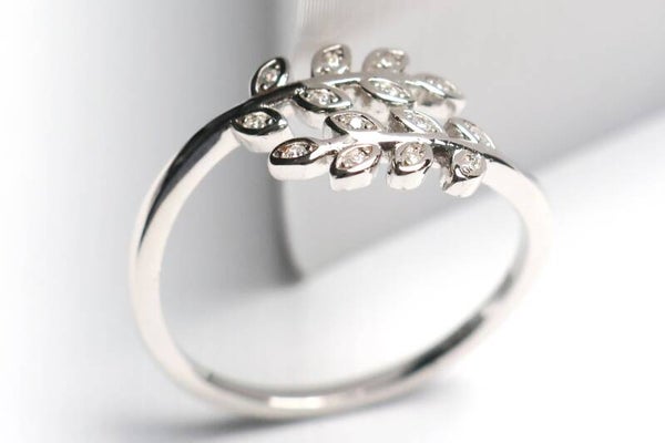 stilvoller Blätter Ring