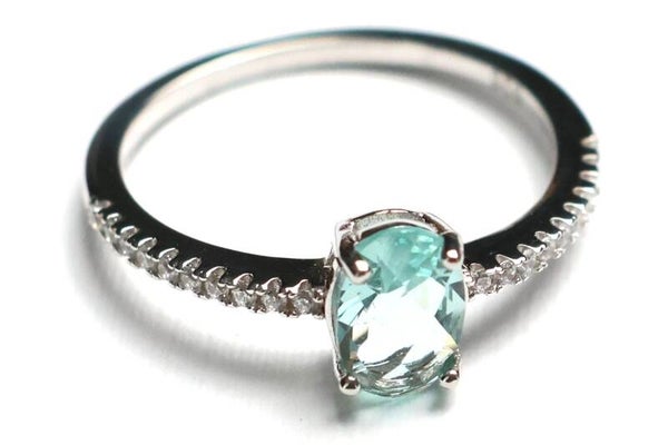 Ring mit ovalem hellblauen Stein