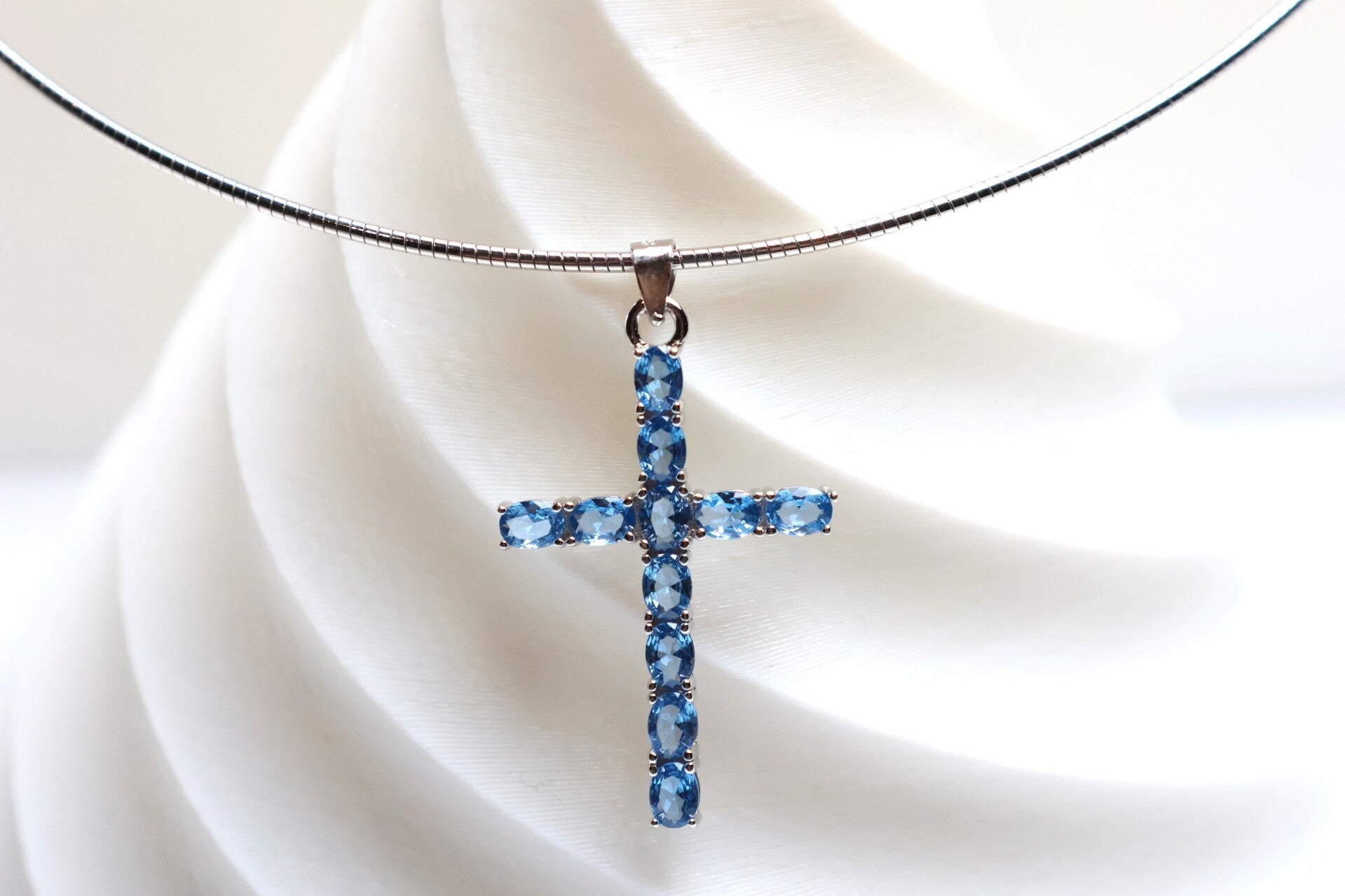 Kreuz hellblaue Zirkonia – Collier oder Kette