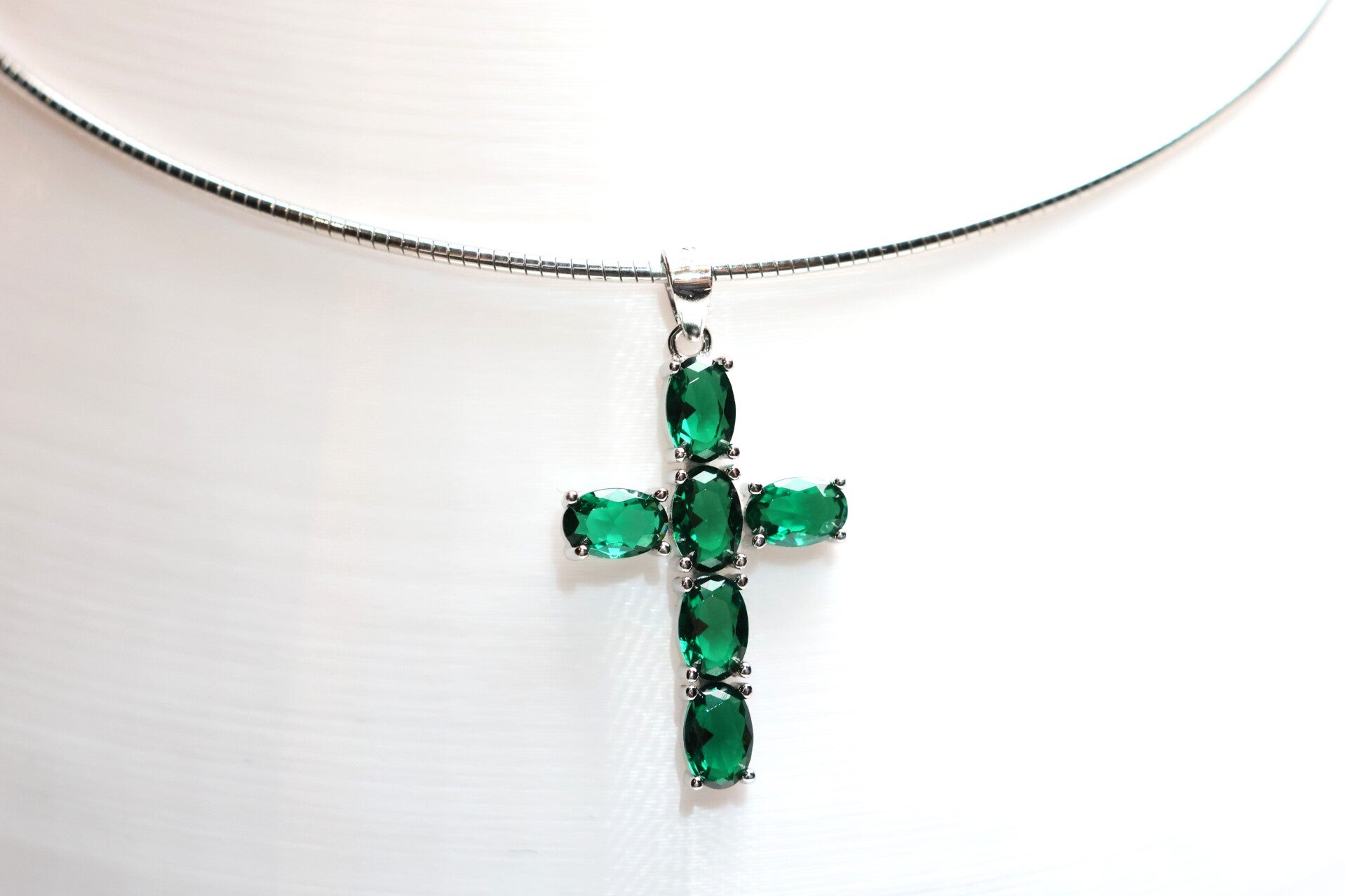 Kreuz mit grünen Zirkonia – Collier oder Kette