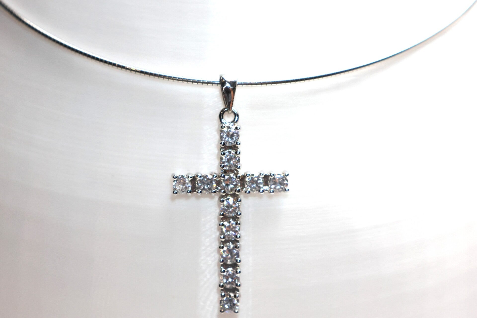 Kreuz mit Zirkonia – Collier oder Kette