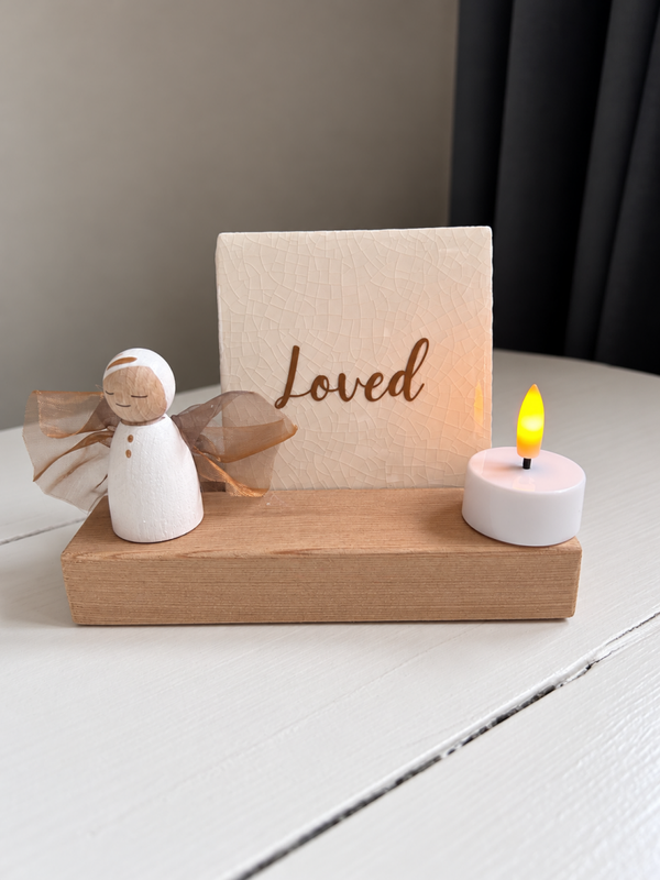 Troostcadeautje 'Loved' met lichtje en tegelhouder