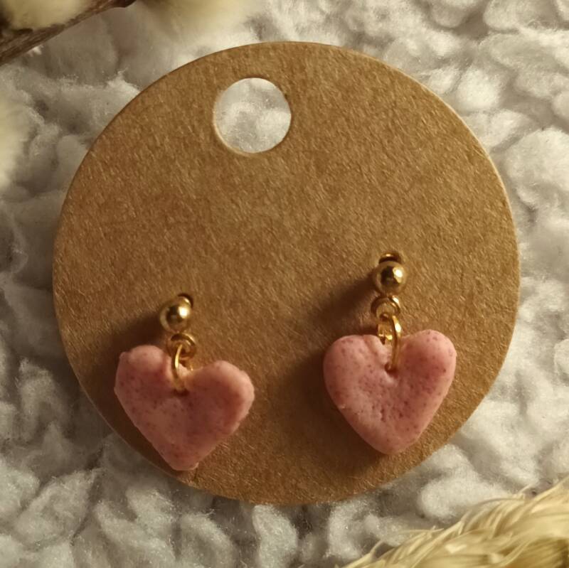 natuurlijke hartjes oorbellen roze