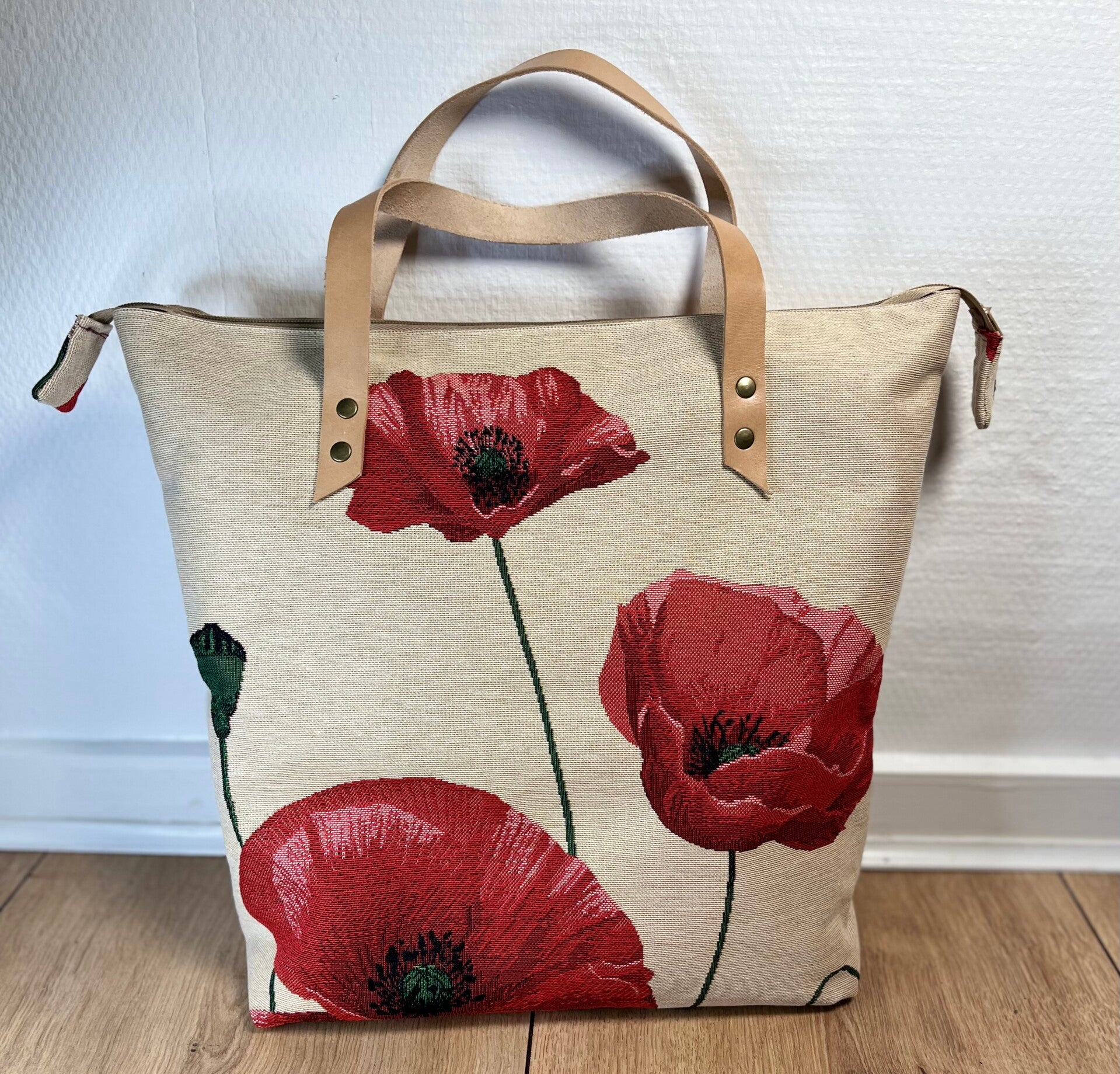 Skuldertaske m/ læder hanke store valmuer