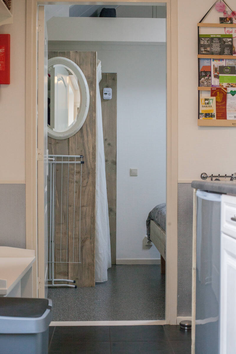zicht vanuit keuken naar slaapkamer