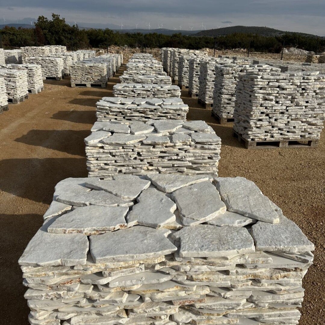 DALMATIA CREMA ANTICO auf Paletten