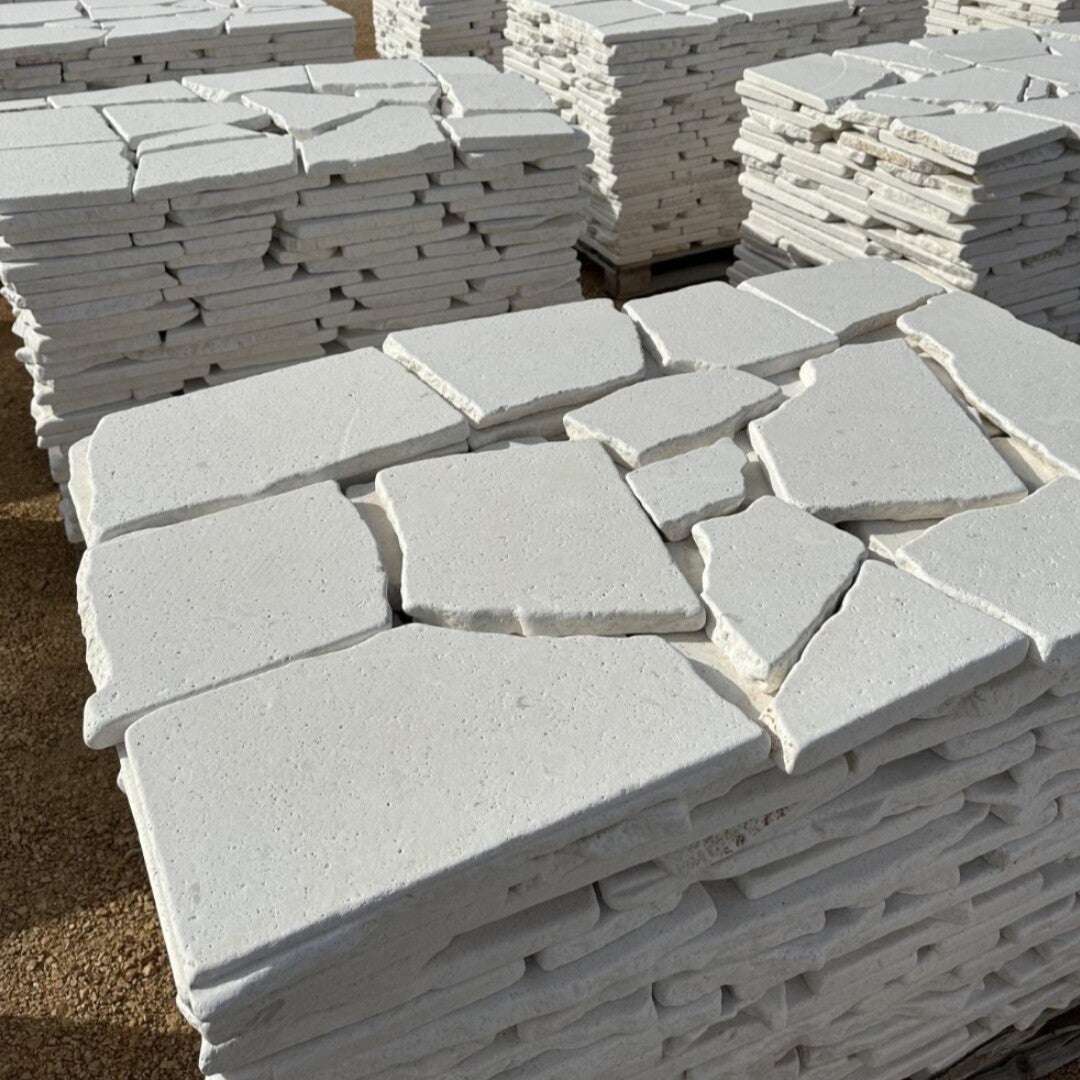 PLANO ANTICO – Naturstein-Polygonalplatten auf Paletten