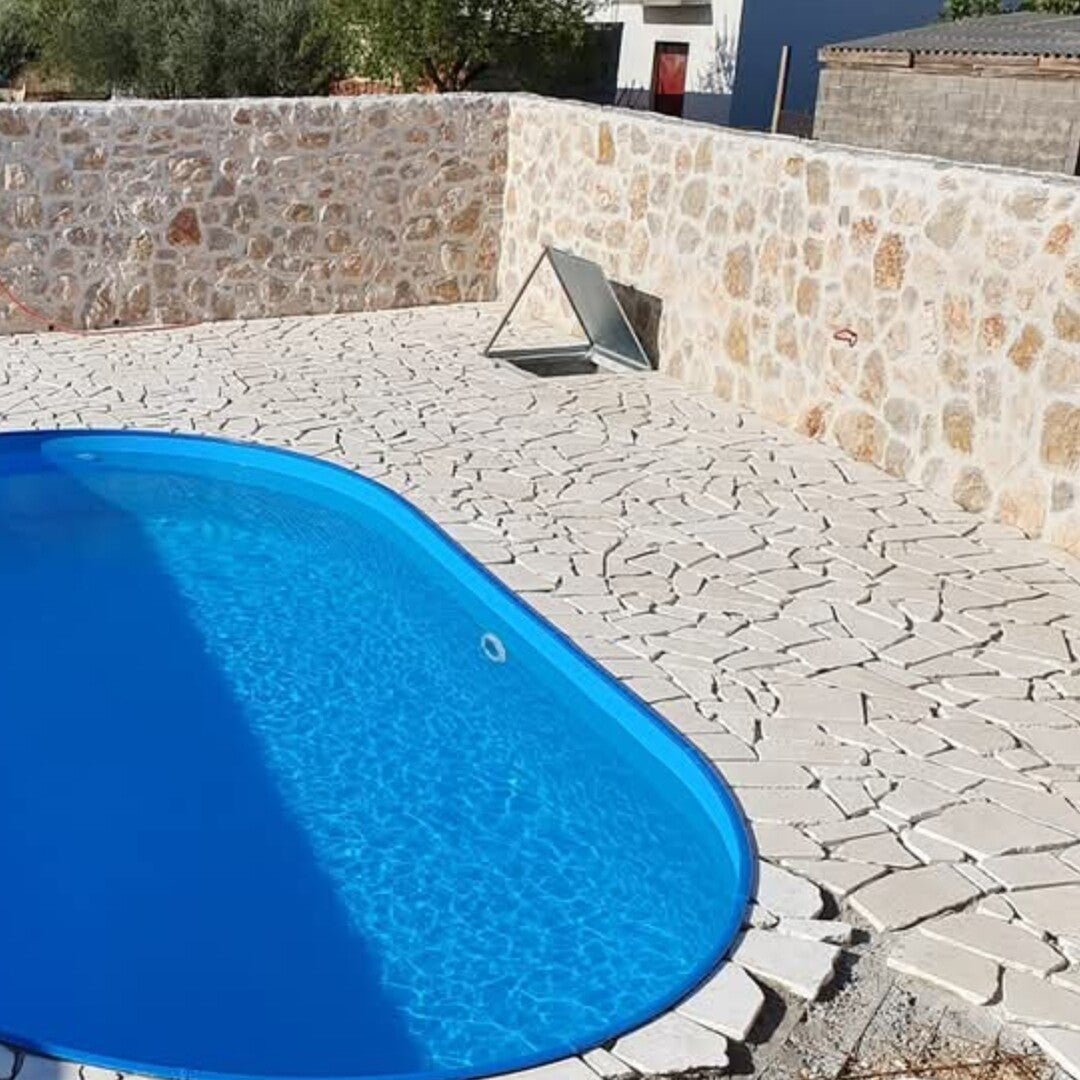 PLANO ANTICO – helle Polygonalplatten rund um einen Pool