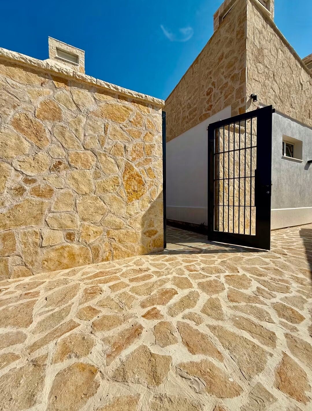DALMATIA CREMA PREMIUM Naturstein in mediterraner Architektur