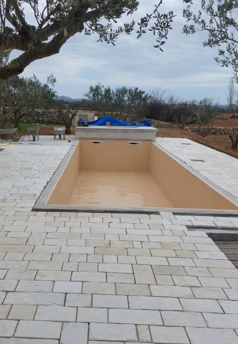 Maestral ANTICO verlegt um den Pool – frostbeständige Kalksteinplatten in antiker Ausführung