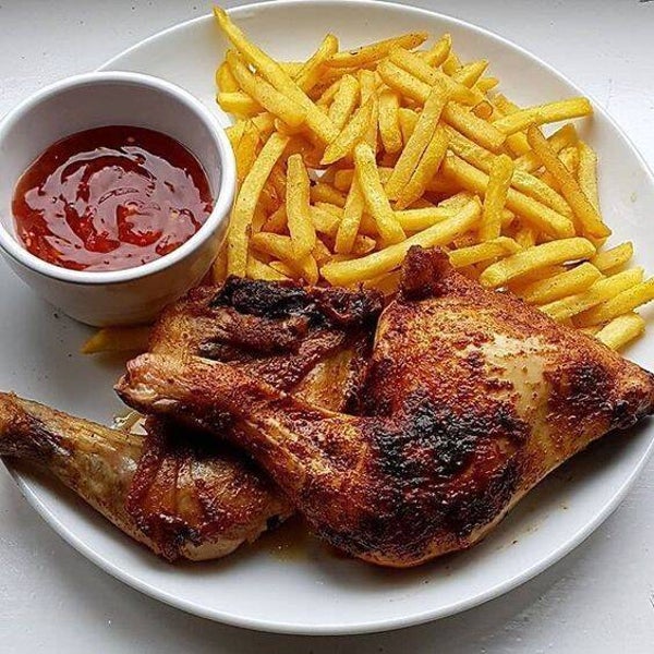 Poulet braisé accompagné d'alloco et sauce "verte"