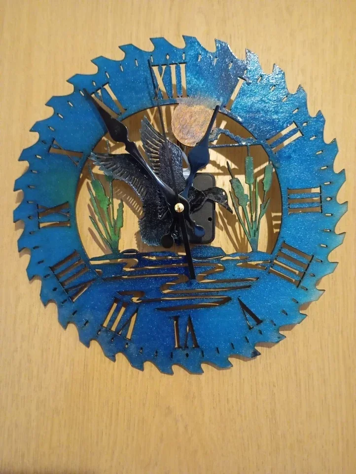 Leise Wanduhr aus Holz mit Vogelmotiv – Elegantes Design in Schwarz und Dunkelblau