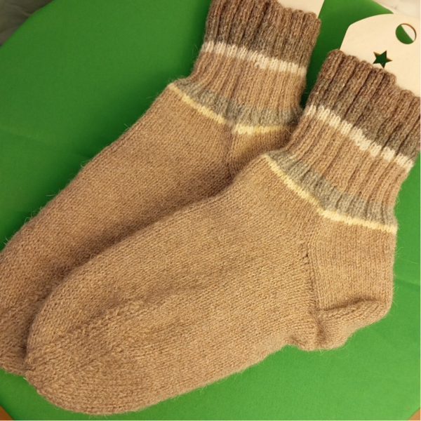 Herrensocken Nr. 42 aus natürlicher Wolle.Warme Socken für kalte Tage.