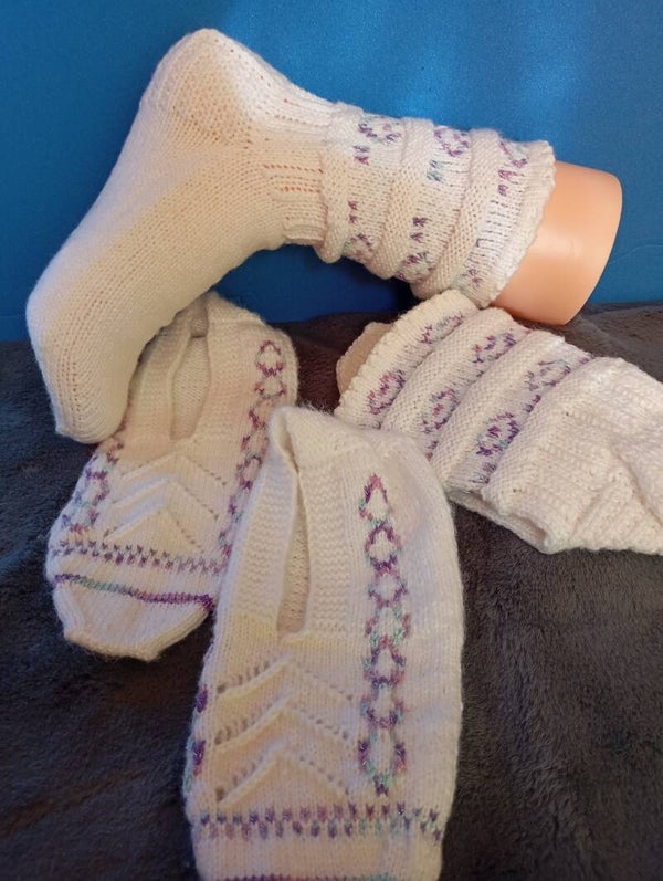 Set aus Handschuhen, Strickpantoffeln und Socken