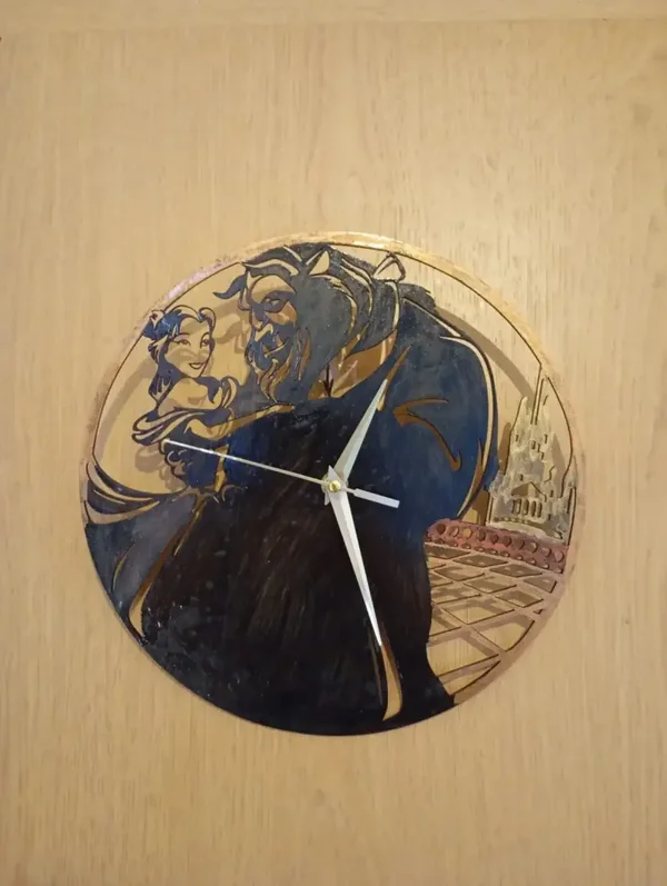 Wanduhr „Schöne und das Biest“ aus Holz mit Lackierung