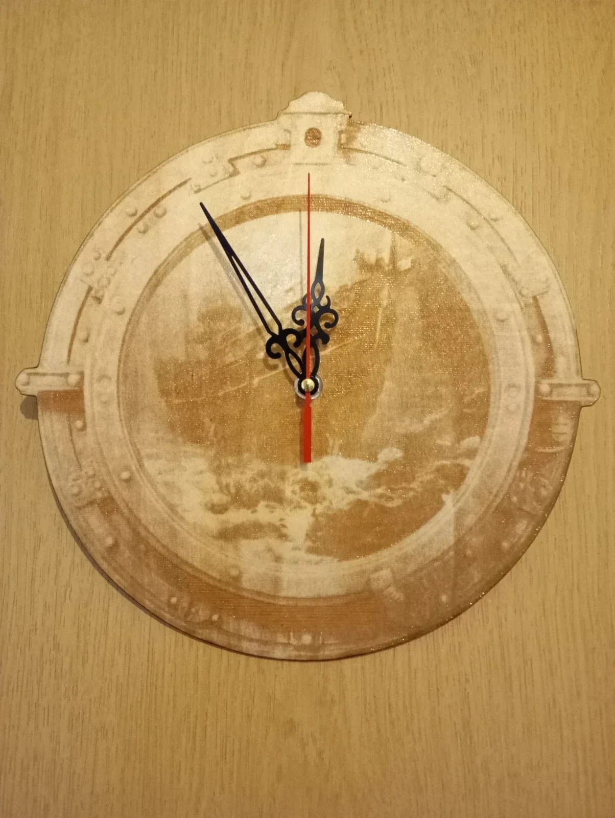 Gravierte Wanduhr aus Holz – Vintage Design