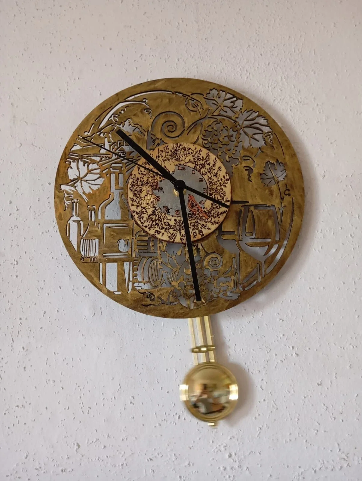 Wanduhr mit Kunststoffpendel – elegantes Design in Goldoptik