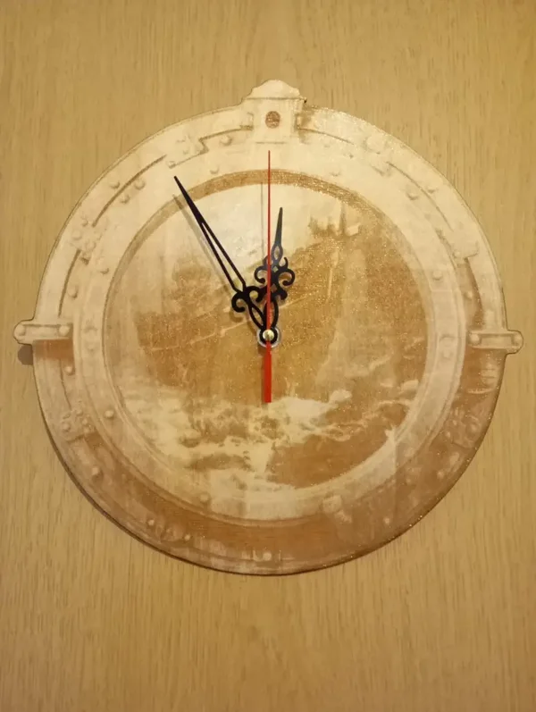 Gravierte Wanduhr aus Holz – Vintage Design