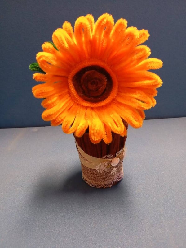 Kunstblumen aus plüschigen Chenillestäben