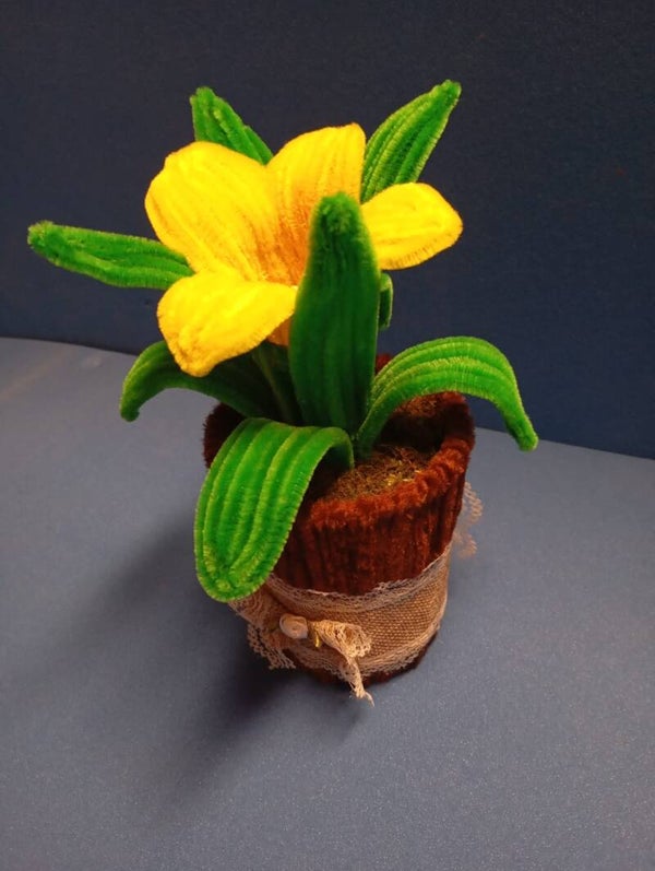 Kunstblumen aus plüschigen Chenillestäben