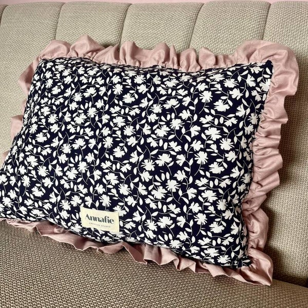 Sierkussen sample | donkerblauw met bloemenprint