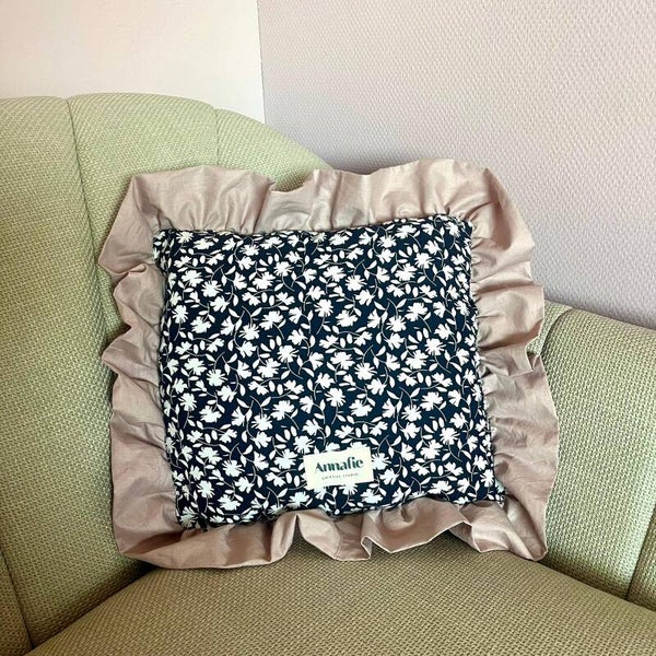 Sierkussen | donkerblauw met bloemenprint