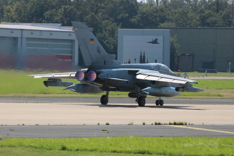 Kampfjet startet mit Nachbrenner