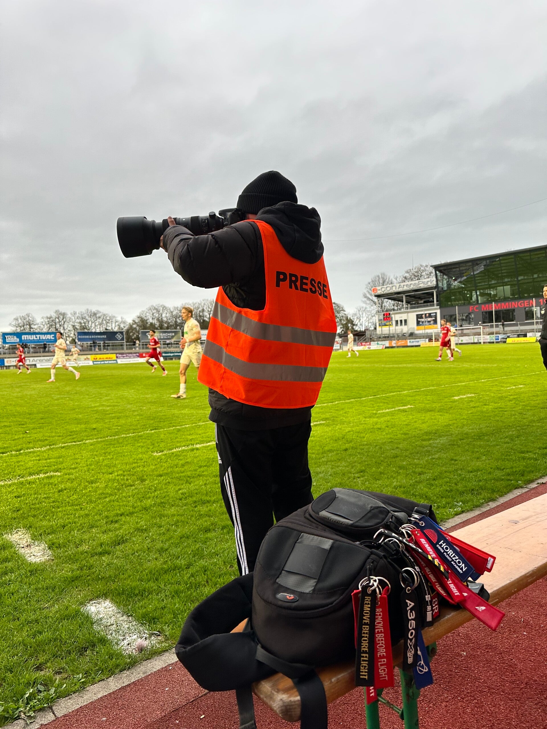 Sportfotograf bei Fußballspiel