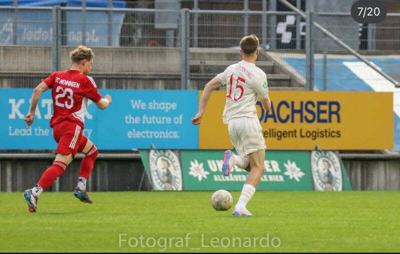 2 Fußballspieler laufen dem Ball hinterher