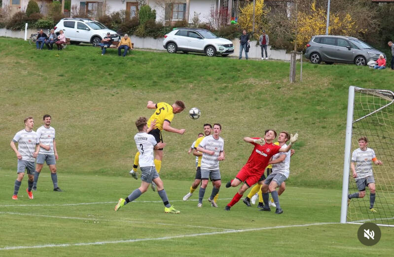 Fußballspieler schießt Kopfball ins Tor