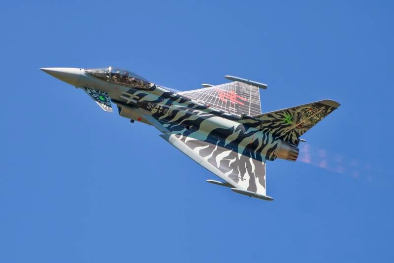 Kampfjet fliegt ein Display