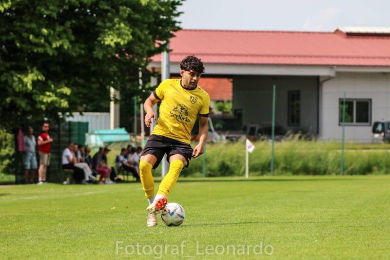 Fußballspieler mit Ball