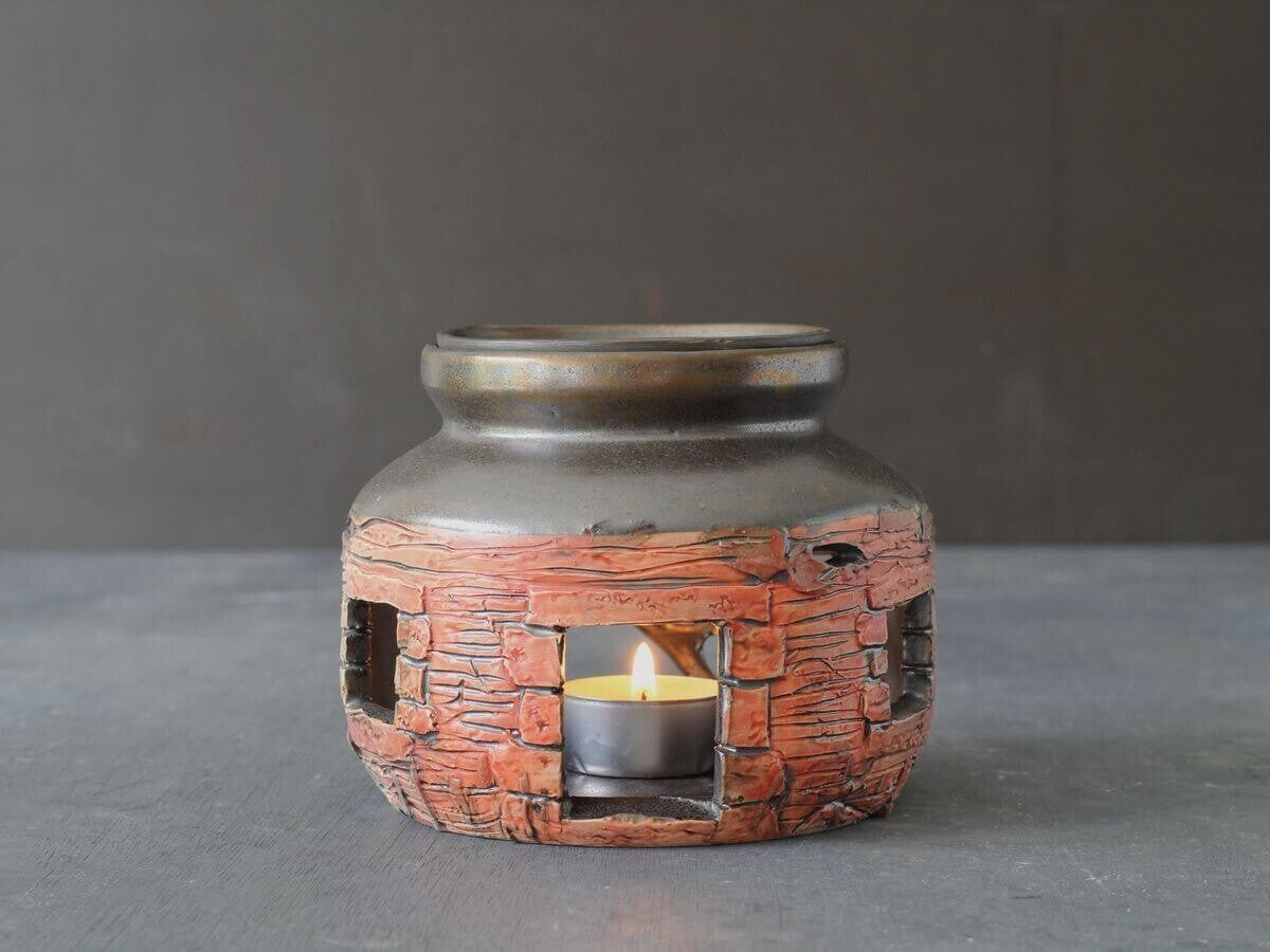 Essential Oil Burner - Irish Cottage - Basket Detail