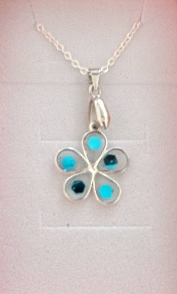Flower shaped resin pendant with glitter