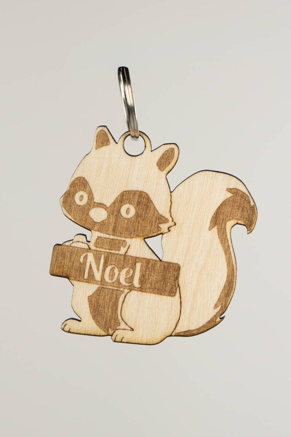 Puinen orava-avaimenperä omalla nimellä