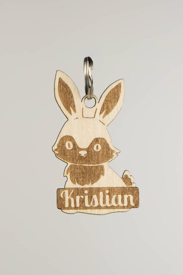 Puinen pupu-avaimenperä omalla nimellä