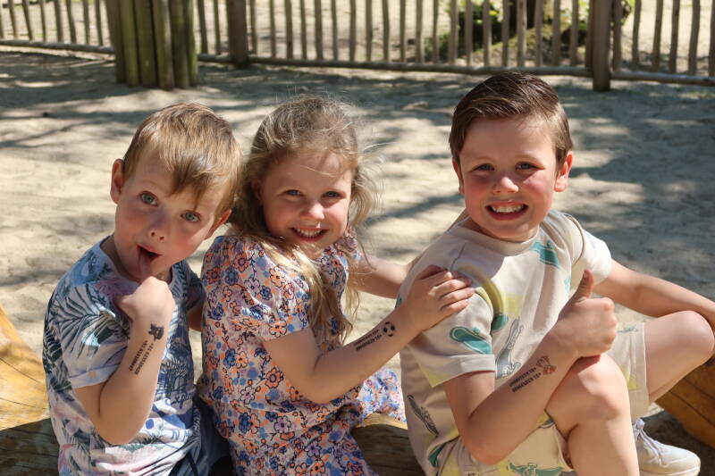 vakantie, uitjes, noodnummer, telefoonnummer, bellen, S.0.S. tattoo, SOS bandje, kind, kinderen, SOS armbandje