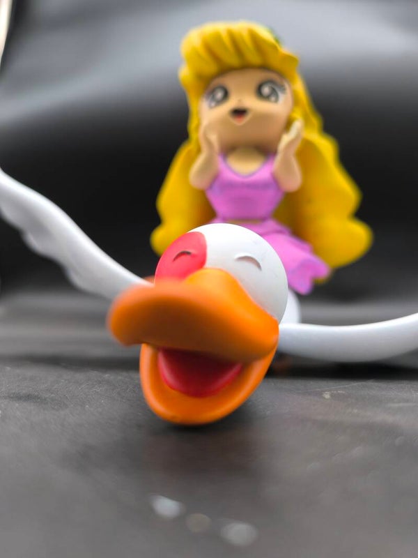 "Pollon alla Riscossa... Del Papero? Una Statuetta Esilarante!"