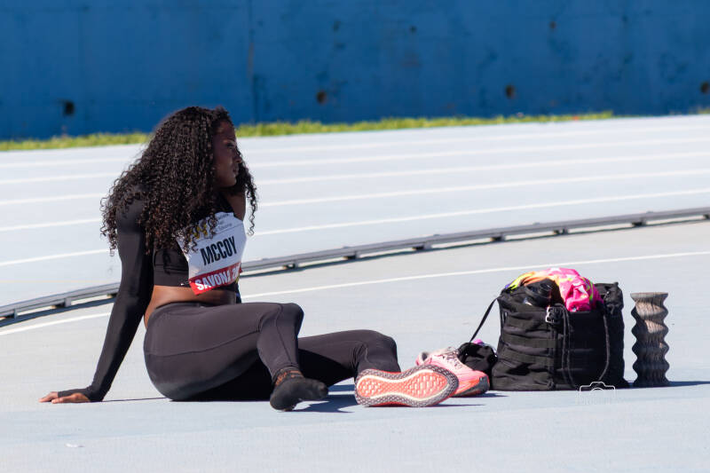 La velocista Maia McCoy seduta sulla pista del Meeting Internazionale di Atletica di Savona in un momento di relax e concentrazione prima della gara dei 100 metri.