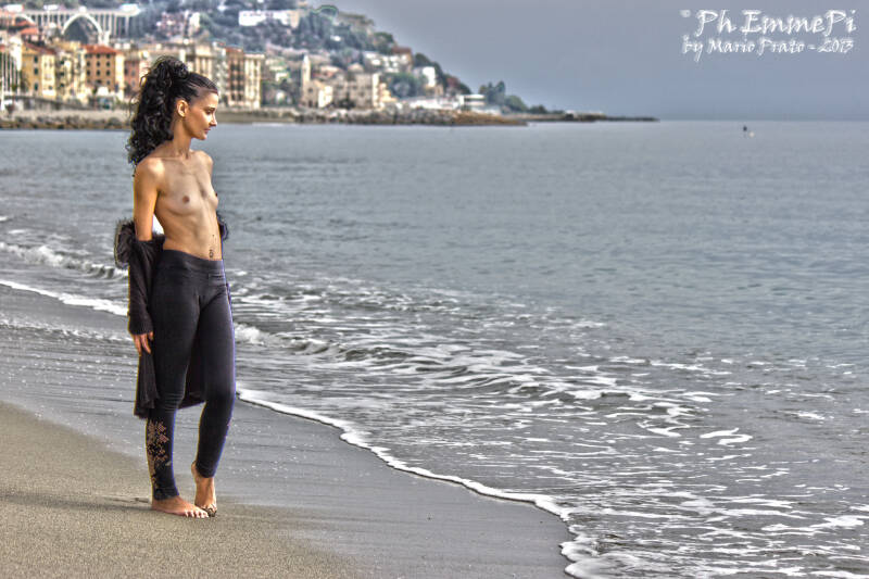 modella-topless-spiaggia-varazze-2013