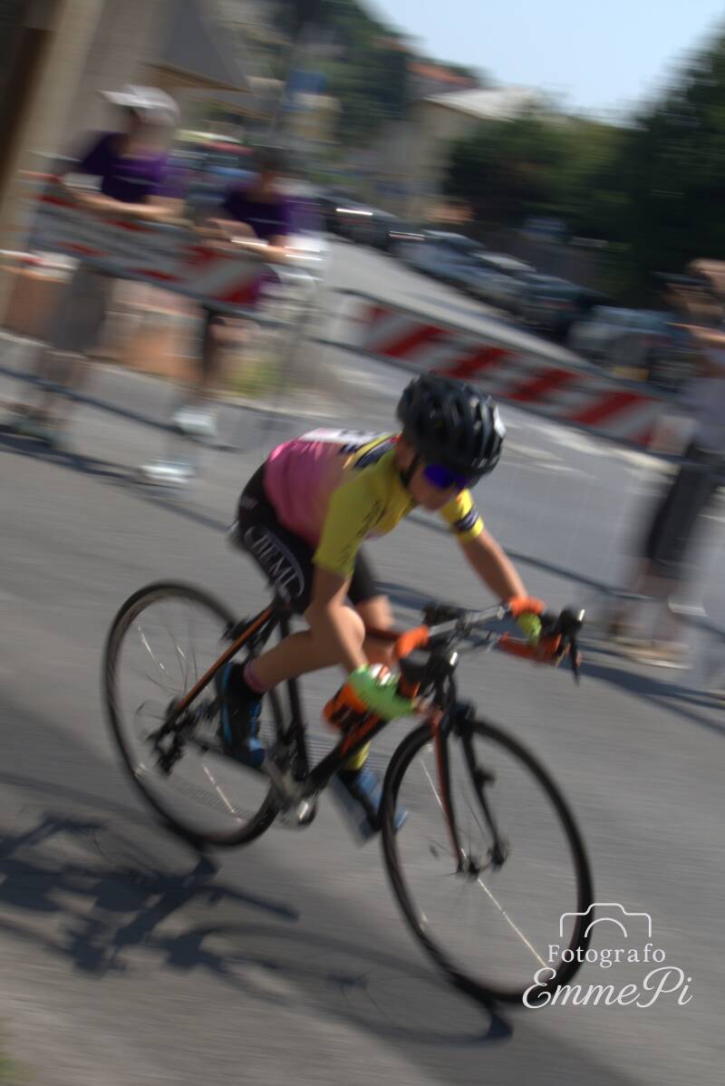 Giovane ciclista della Contraband Cycling Team – Le Piccole Canaglie ASD ripreso in movimento durante il Trofeo Il Giro dell'Albicocca a Valleggia