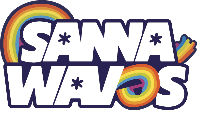 Logo Sanna Waves: scritta bianca bordata di blu, stelle nelle lettere A, arcobaleno sulla S, pennellata multicolore e ə nei colori Pride.