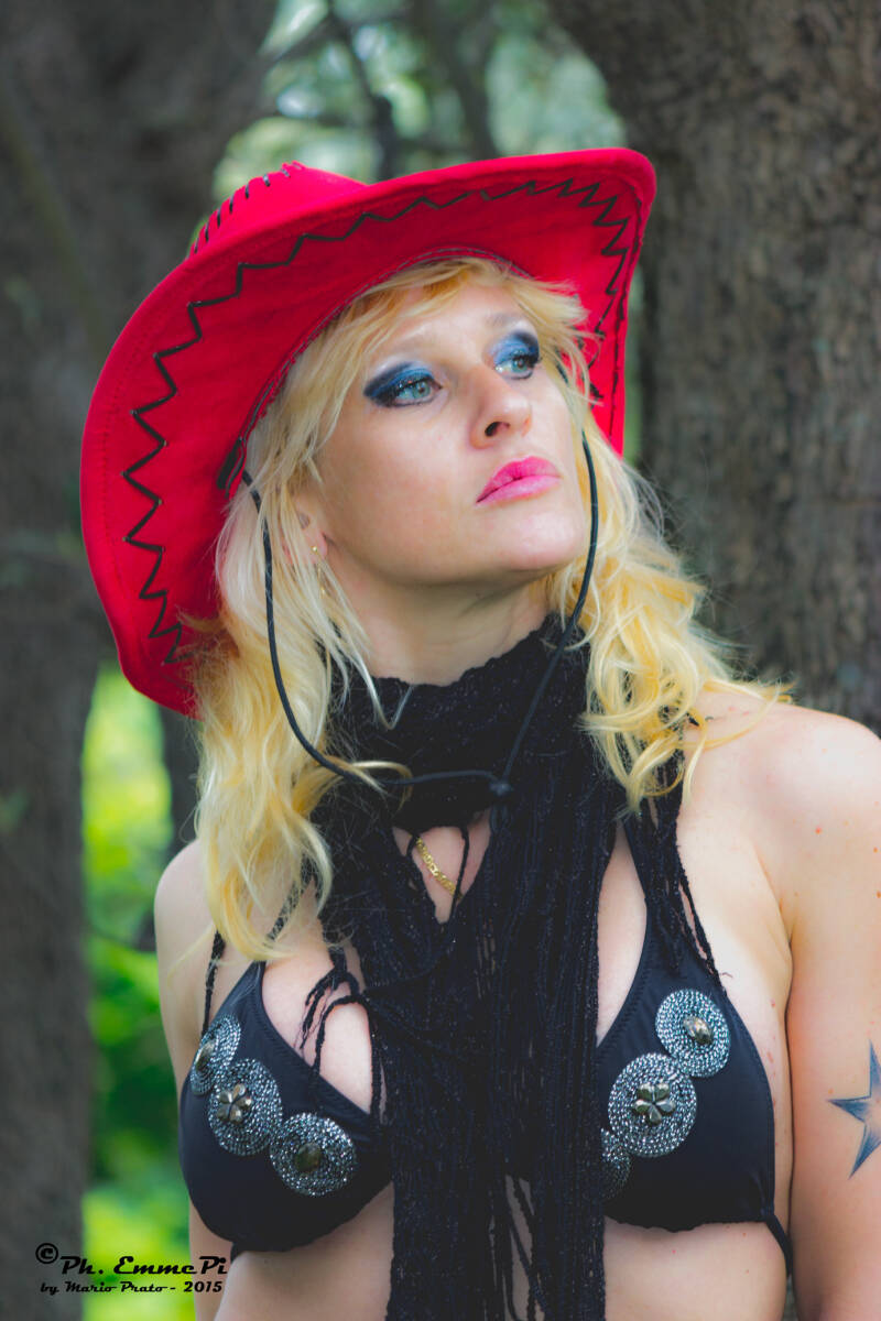 Viky Moore in un look da cowgirl, con cappello rosso, nella pineta di Pietra Ligure – foto di EmmePi, aprile 2015