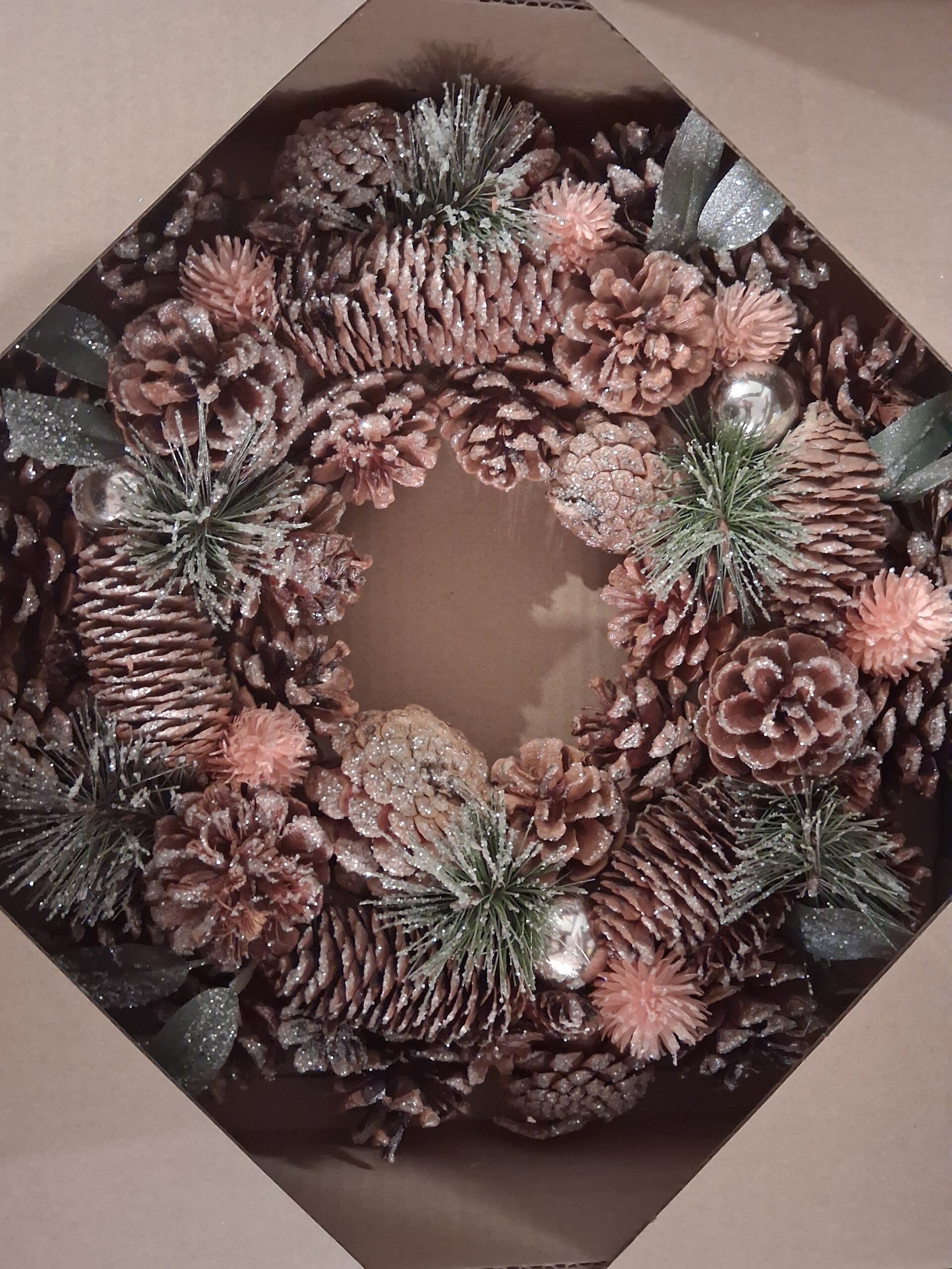 Winterlicher Zapfenkranz – Naturdeko mit Glitzer-Effekt