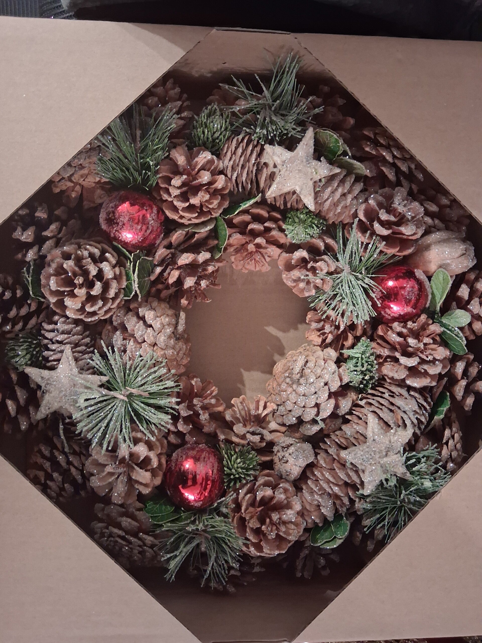 Winterlicher Zapfenkranz – Naturkranz mit Rotkugeln & Sternen