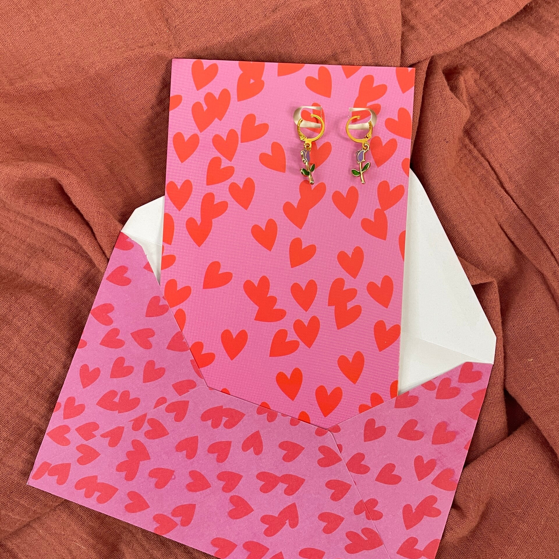 Wenskaart met oorbellen - Hearts