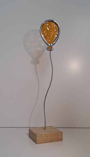 Ballonnetje op voet amber tint, grovere structuur