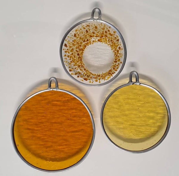 Raamhangers amber tinten, lichte kleuren rond